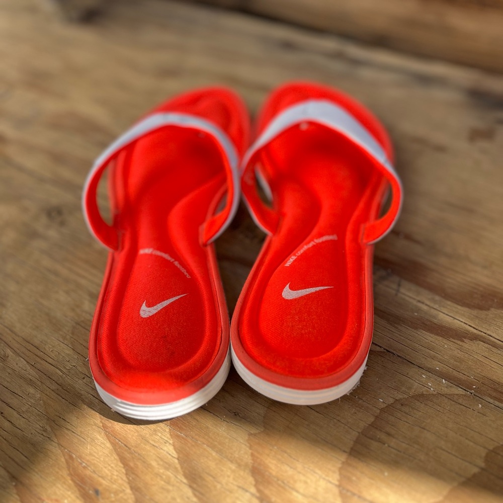 NIKE | Women's Solarsoft Comfort Thong Bright Crimson/White 10 - Picture 4 of 7